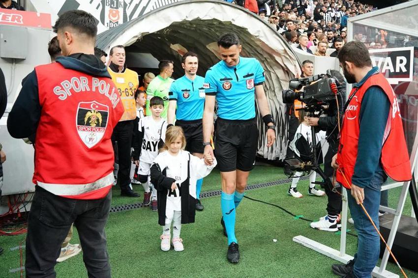 Ghezzal canlı yayında Gedson tezahüratı yaptı Galatasaray Vodafone Park'tan çıkamadı