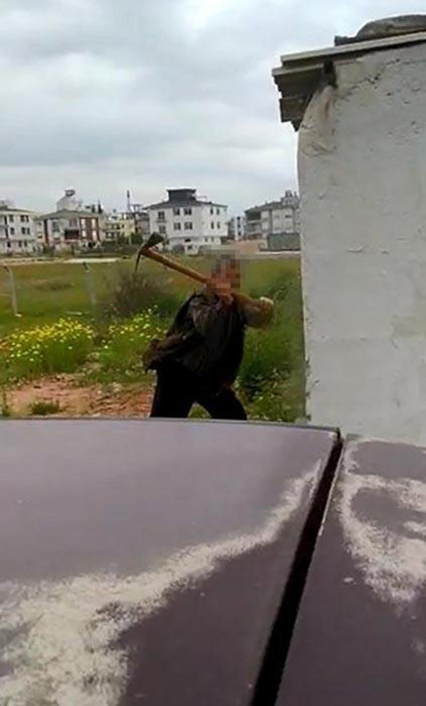 Kiracıyla anlaşamayınca küfredip kazmayla duvarı parçaladı kapıya asma kilit taktı