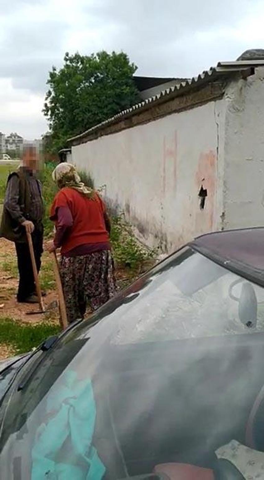Kiracıyla anlaşamayınca küfredip kazmayla duvarı parçaladı kapıya asma kilit taktı