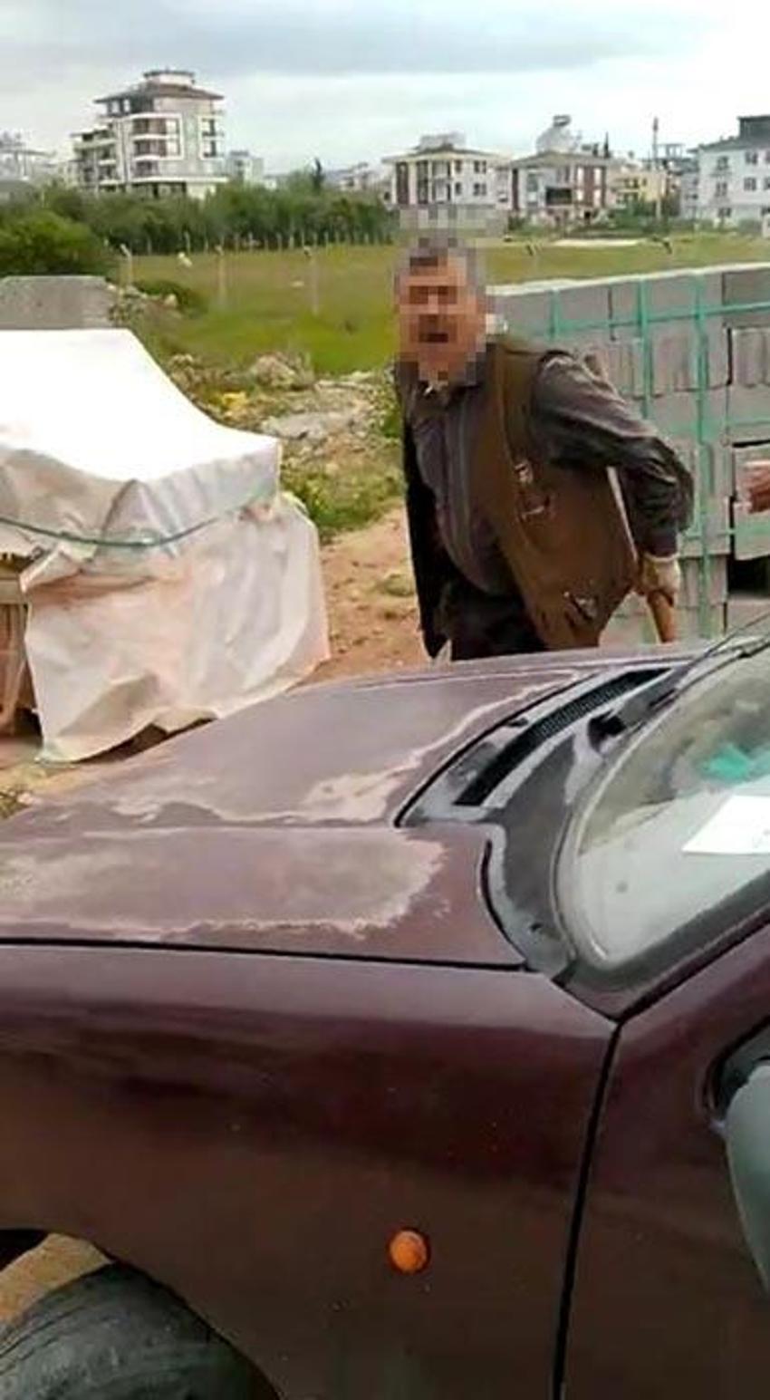 Kiracıyla anlaşamayınca küfredip kazmayla duvarı parçaladı kapıya asma kilit taktı