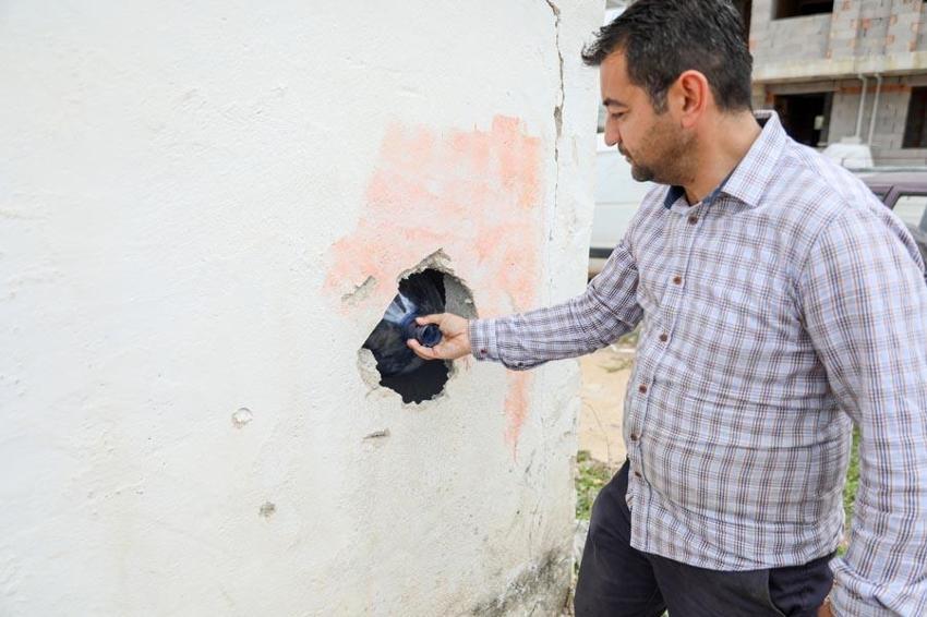 Kiracıyla anlaşamayınca küfredip kazmayla duvarı parçaladı kapıya asma kilit taktı