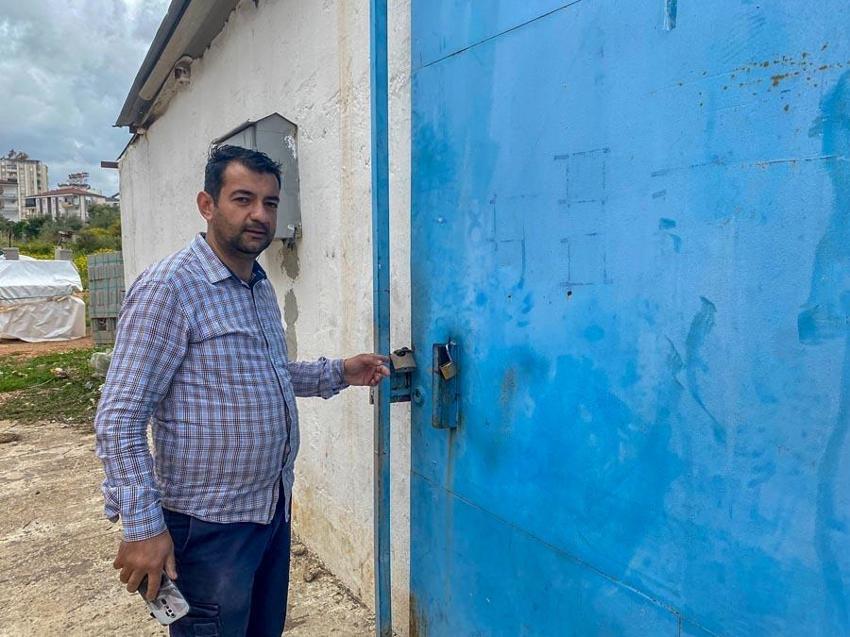Kiracıyla anlaşamayınca küfredip kazmayla duvarı parçaladı kapıya asma kilit taktı