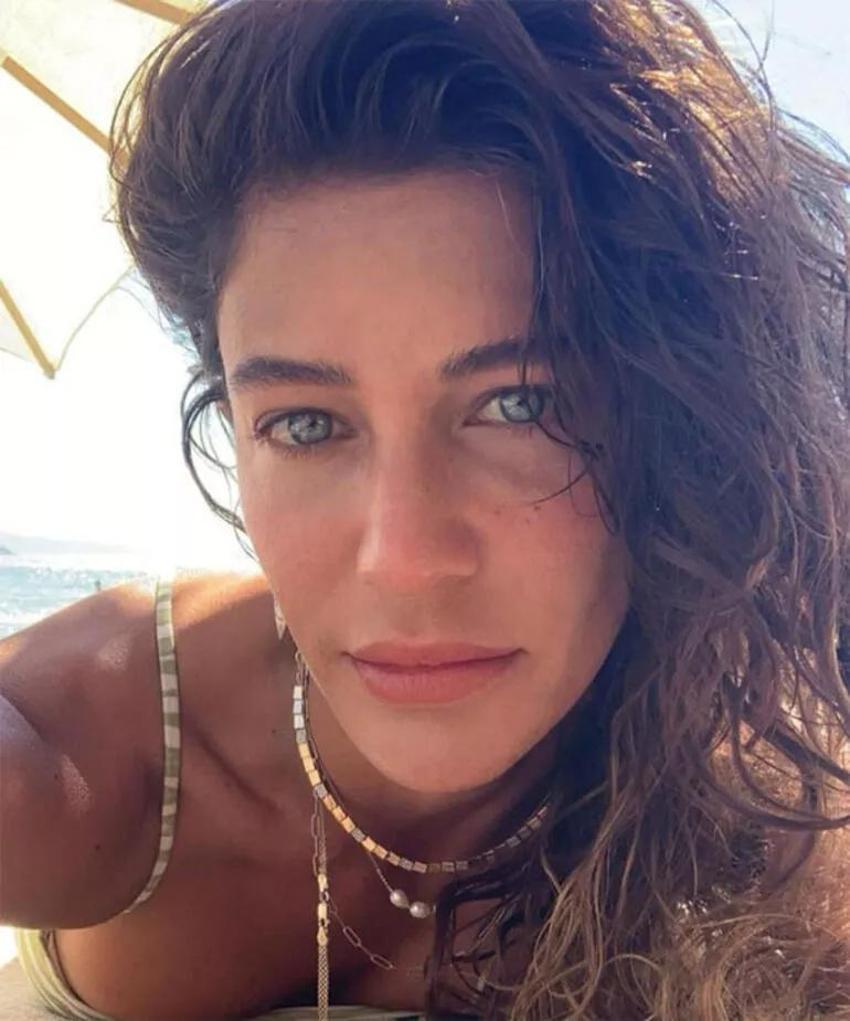 Sezonu Bodrum’da açtı, Çeşme’de devam ediyor! Berrak Tüzünataç’ın denizde sohbet keyfi