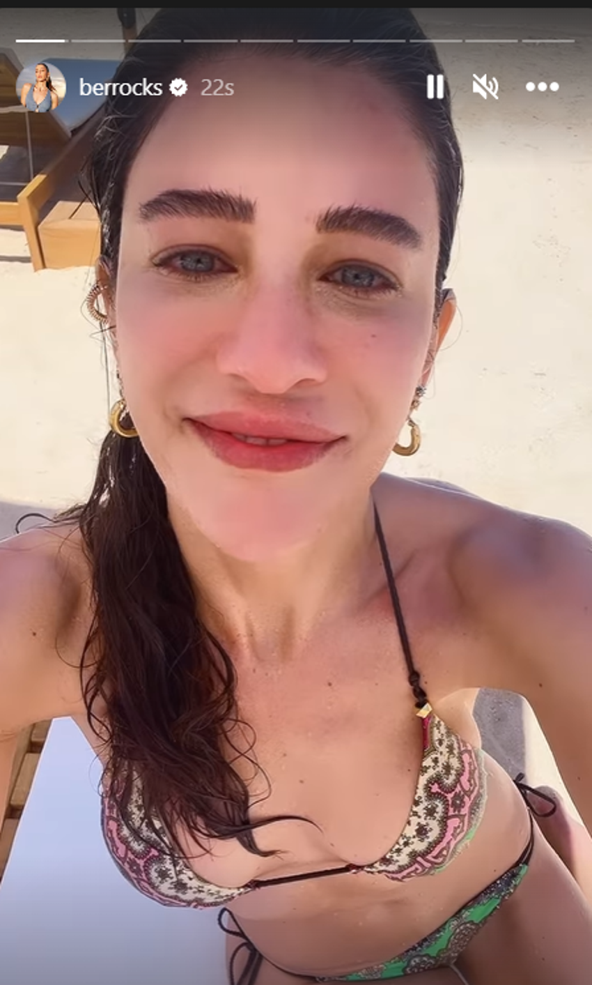 Sezonu Bodrum’da açtı, Çeşme’de devam ediyor! Berrak Tüzünataç’ın denizde sohbet keyfi