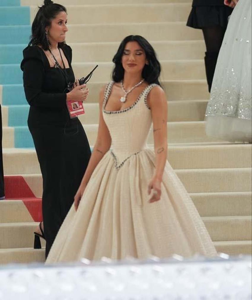 Dua Lipa'nın Met Gala'ya katıldığı kolyenin fiyatı şoke etti!
