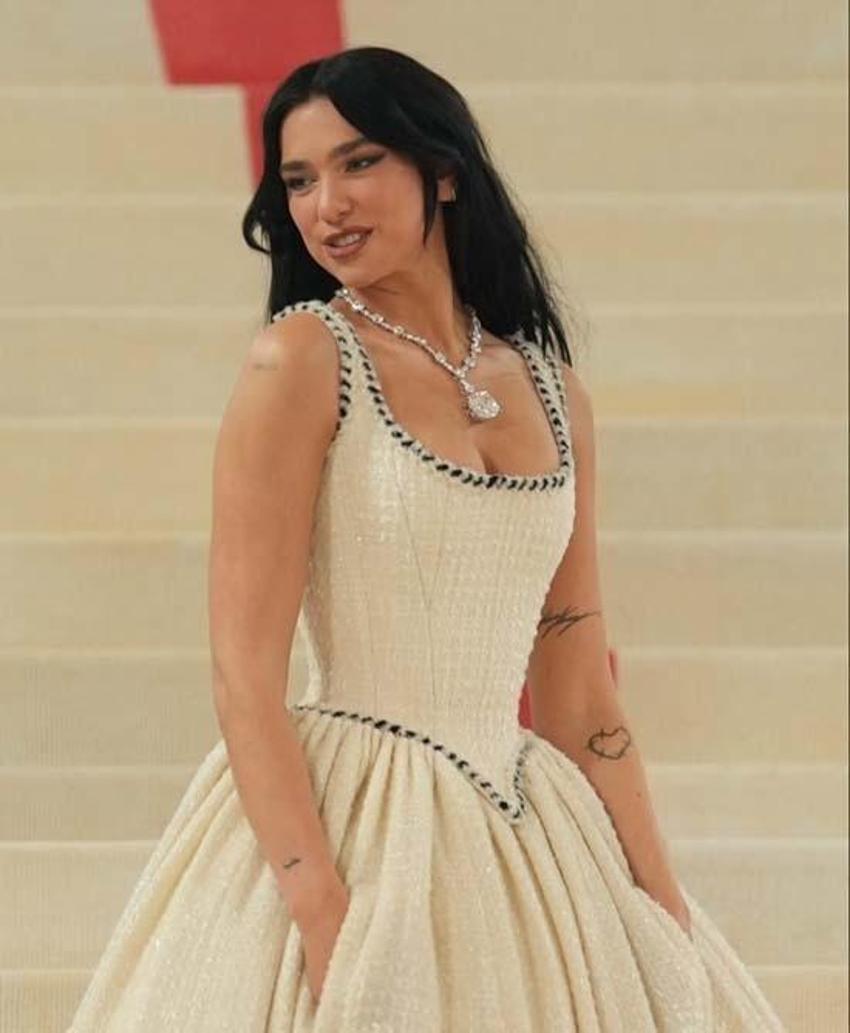 Dua Lipa'nın Met Gala'ya katıldığı kolyenin fiyatı şoke etti!