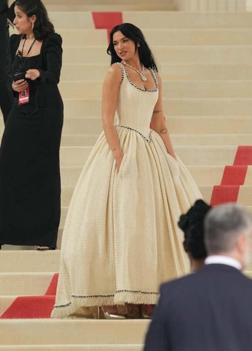 Dua Lipa'nın Met Gala'ya katıldığı kolyenin fiyatı şoke etti!