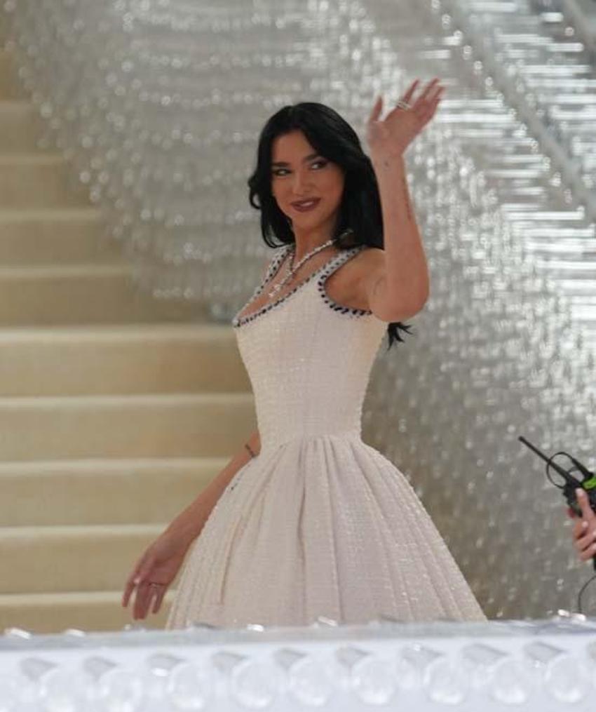 Dua Lipa'nın Met Gala'ya katıldığı kolyenin fiyatı şoke etti!