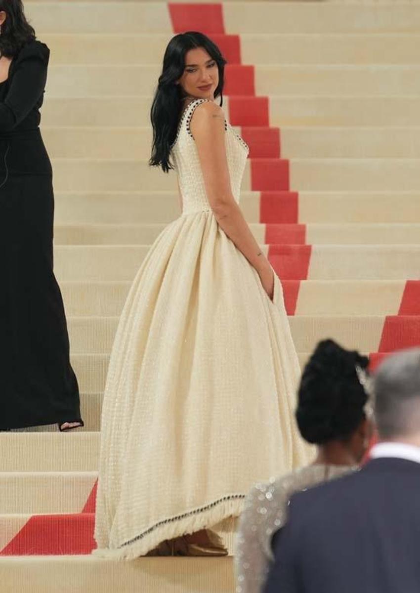 Dua Lipa'nın Met Gala'ya katıldığı kolyenin fiyatı şoke etti!