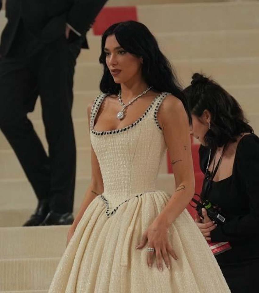 Dua Lipa'nın Met Gala'ya katıldığı kolyenin fiyatı şoke etti!