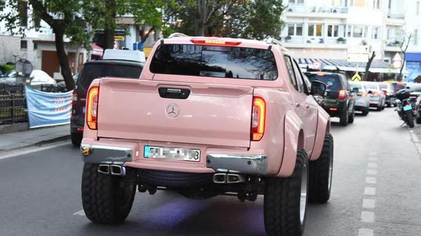 Sefo pembe arabasıyla görüntülendi! 'Melisa Döngel' sorusuna yanıt