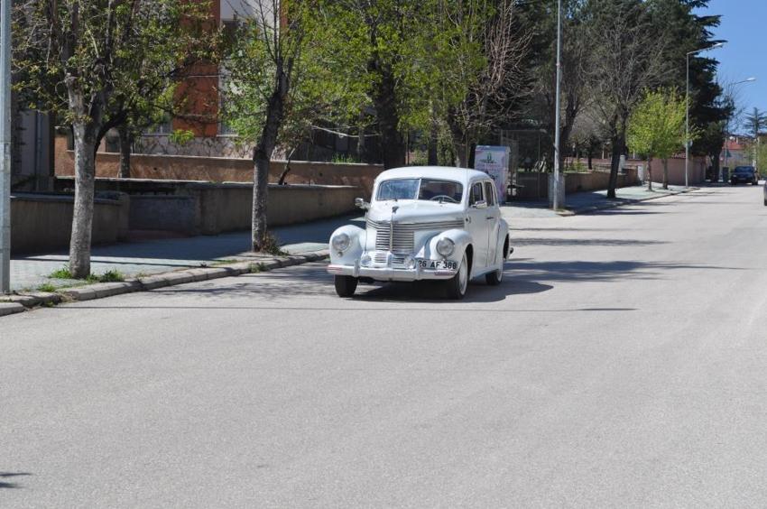 Türkiye’de 4 tane olan 73 yıllık klasik aracı hurda halden yollara döndürdü