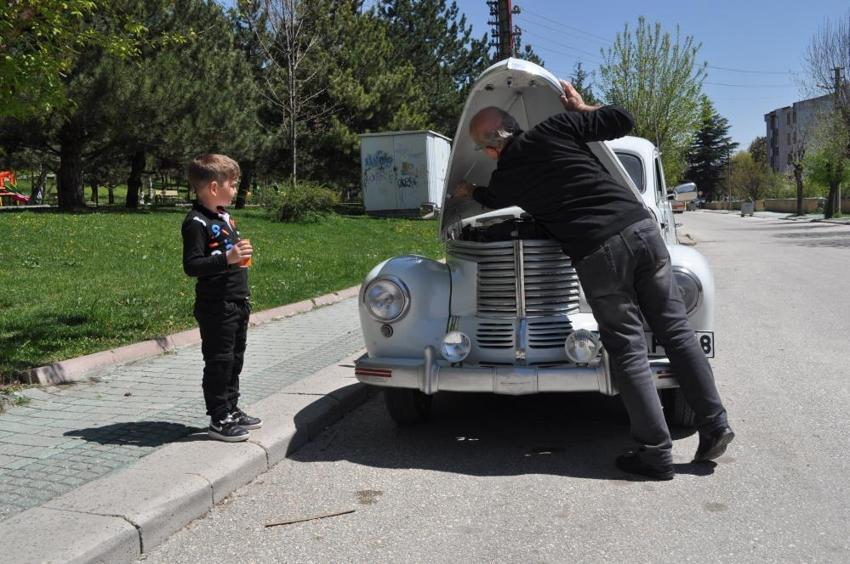 Türkiye’de 4 tane olan 73 yıllık klasik aracı hurda halden yollara döndürdü
