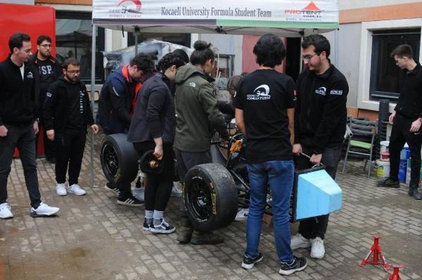 Öğrencilerden 100 kilometreye 3 saniyede ulaşan elektrikli formula aracı