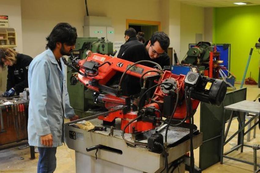 Öğrencilerden 100 kilometreye 3 saniyede ulaşan elektrikli formula aracı