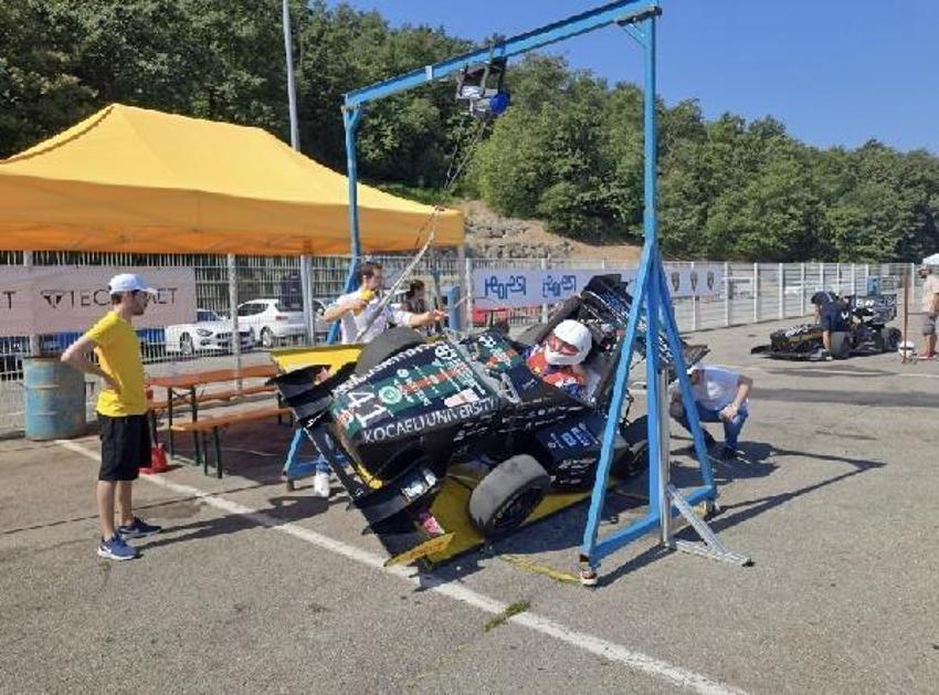 Öğrencilerden 100 kilometreye 3 saniyede ulaşan elektrikli formula aracı