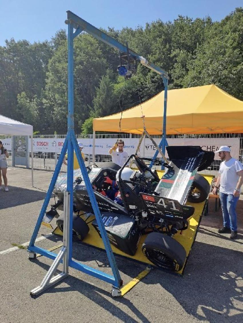 Öğrencilerden 100 kilometreye 3 saniyede ulaşan elektrikli formula aracı