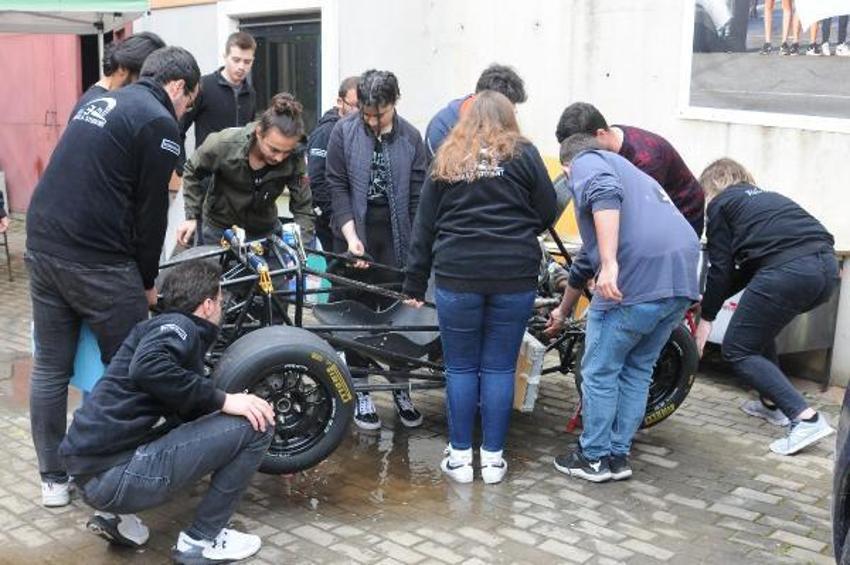 Öğrencilerden 100 kilometreye 3 saniyede ulaşan elektrikli formula aracı
