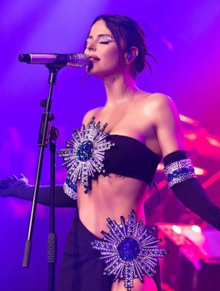 Simge Sağın konserinde yaktı geçti! Kıyafeti tüm dikkatleri çekti