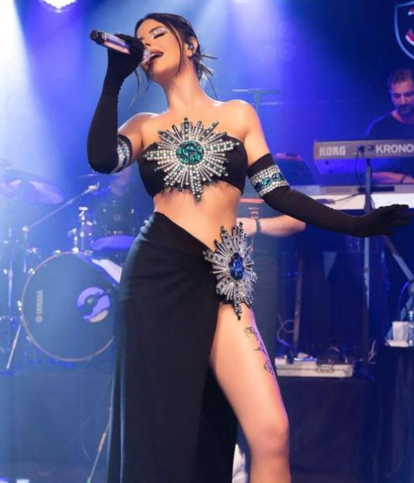 Simge Sağın konserinde yaktı geçti! Kıyafeti tüm dikkatleri çekti