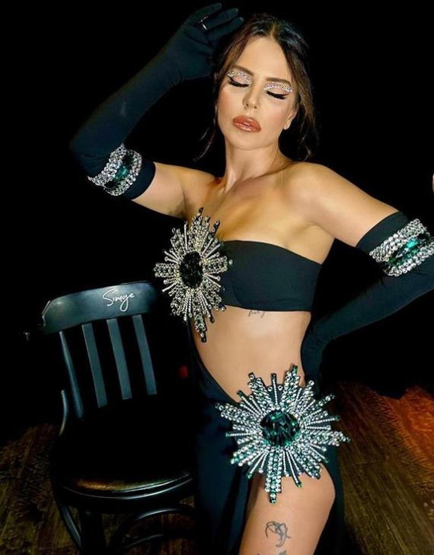 Simge Sağın konserinde yaktı geçti! Kıyafeti tüm dikkatleri çekti