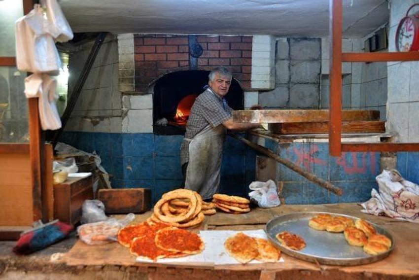 Tarihi Uzun Çarşı normal hayata dönüyor; 400 iş yeri faaliyete geçti