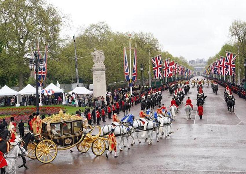 Kral 3. Charles'ın taç giyme törenine damga vuran görüntüler!