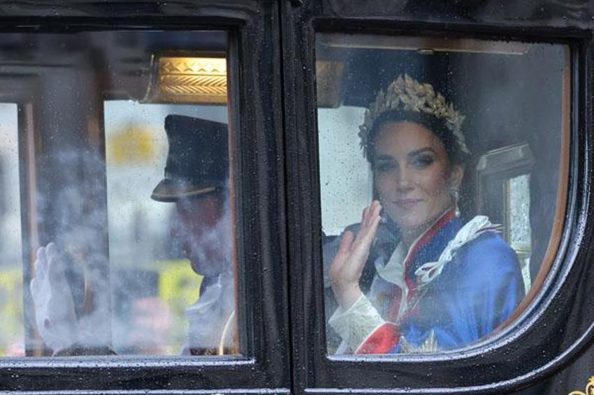 Kral 3. Charles'ın taç giyme törenine damga vuran görüntüler!