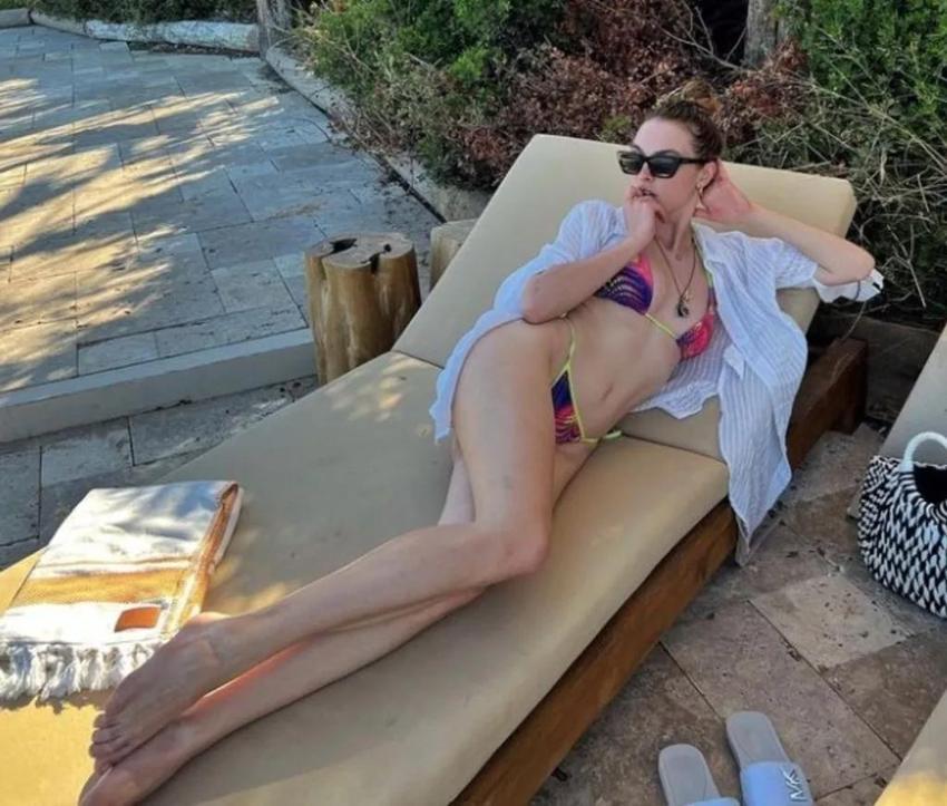 Melis Sezen nefesleri kesti, göğüs dekoltesiyle büyüledi!