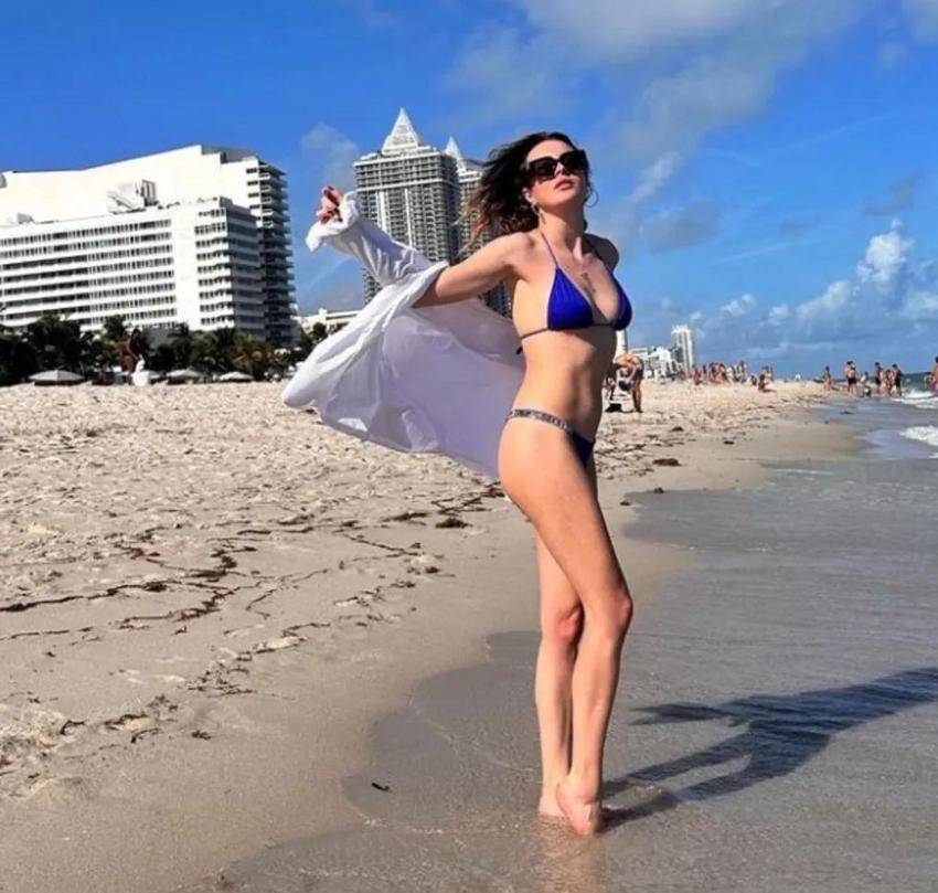 Melis Sezen nefesleri kesti, göğüs dekoltesiyle büyüledi!