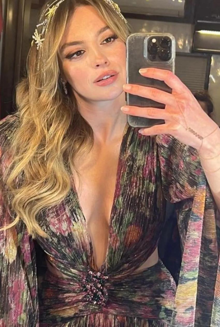 Melis Sezen nefesleri kesti, göğüs dekoltesiyle büyüledi!