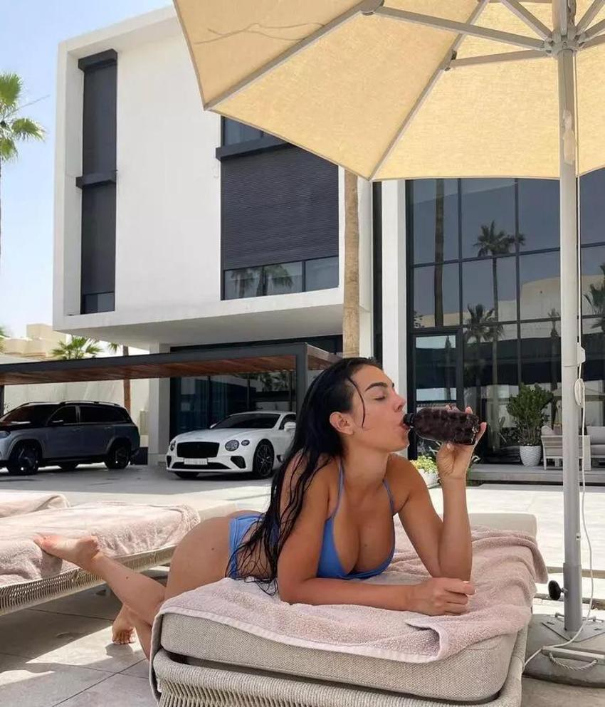 Ronaldo’nun sevgilisi Georgina Rodriguez bikinili pozlarını paylaştı!