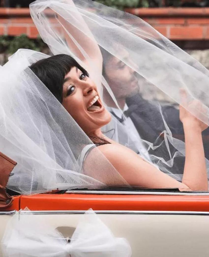 Ezgi Mola nikah sonrası paylaştı! Gelinliğine yorum yağdı