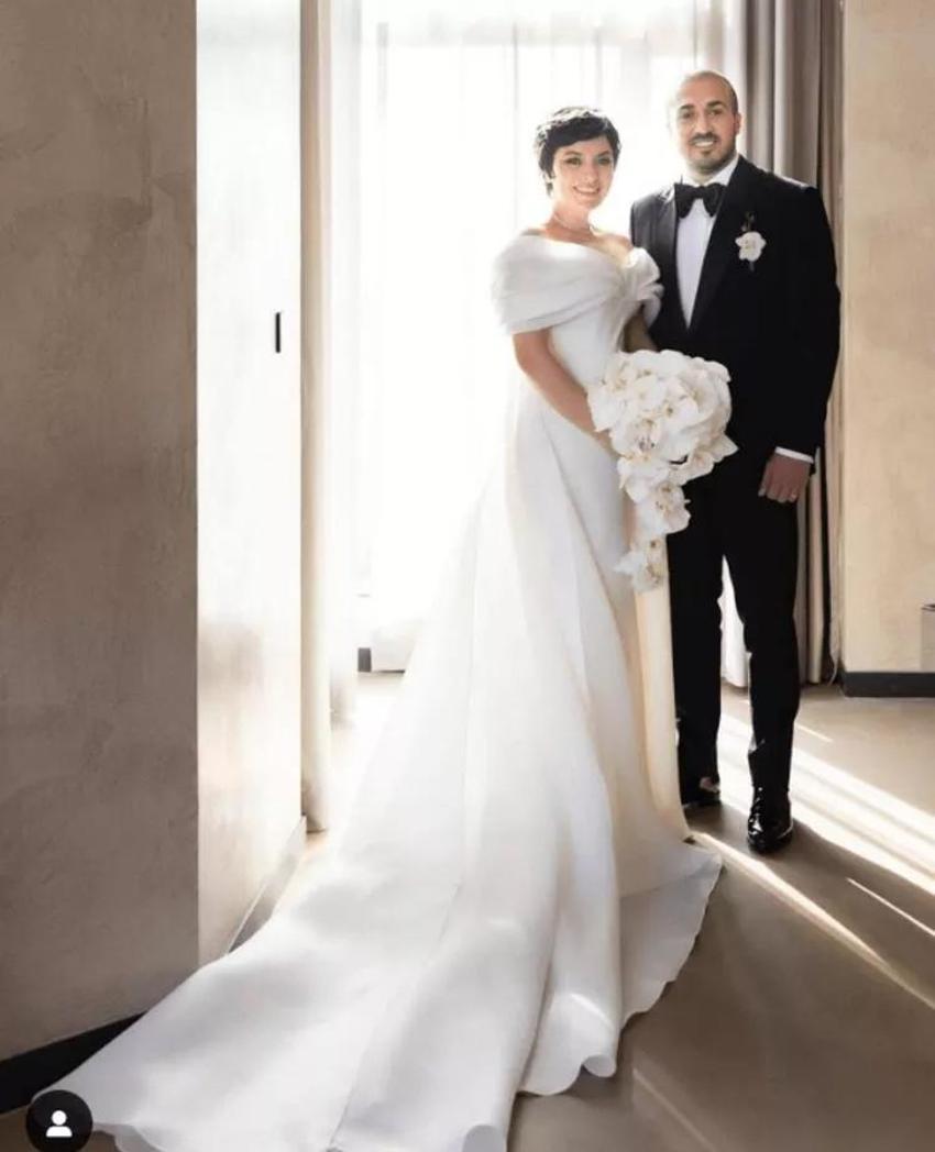 Ezgi Mola nikah sonrası paylaştı! Gelinliğine yorum yağdı