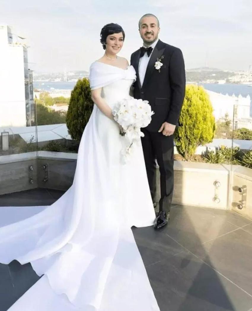 Ezgi Mola nikah sonrası paylaştı! Gelinliğine yorum yağdı