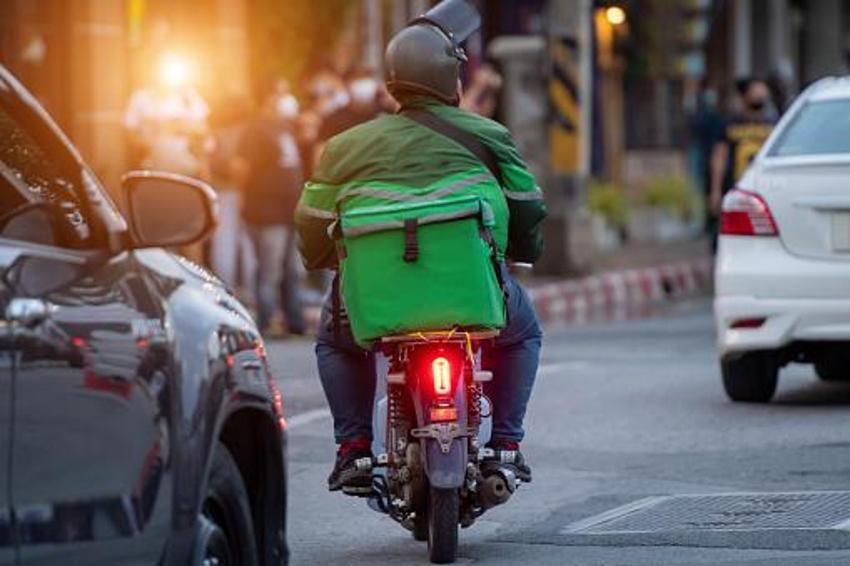 Moto kuryelerin geliri dudak uçuklattı! 1000 personel alınacak
