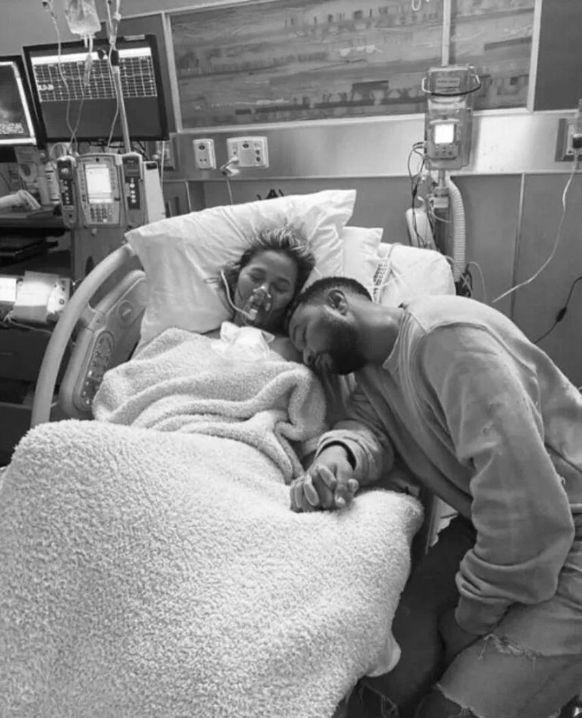 Chrissy Teigen doğum anından paylaştı! "Ne kadar da gerçekçi bir sahte karın"