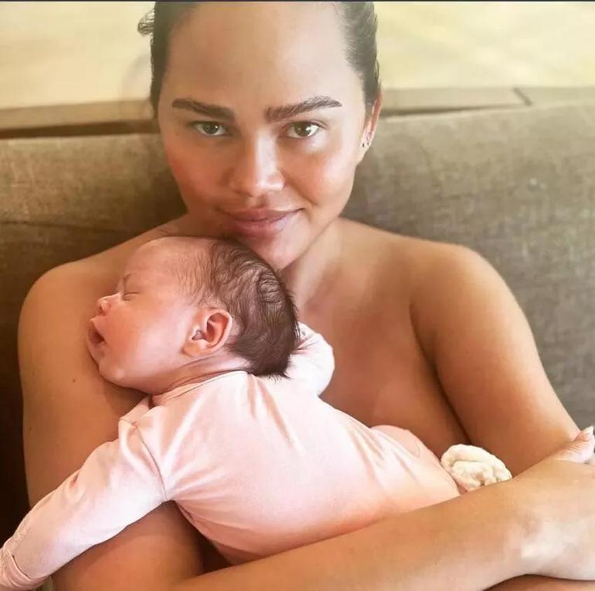 Chrissy Teigen doğum anından paylaştı! "Ne kadar da gerçekçi bir sahte karın"