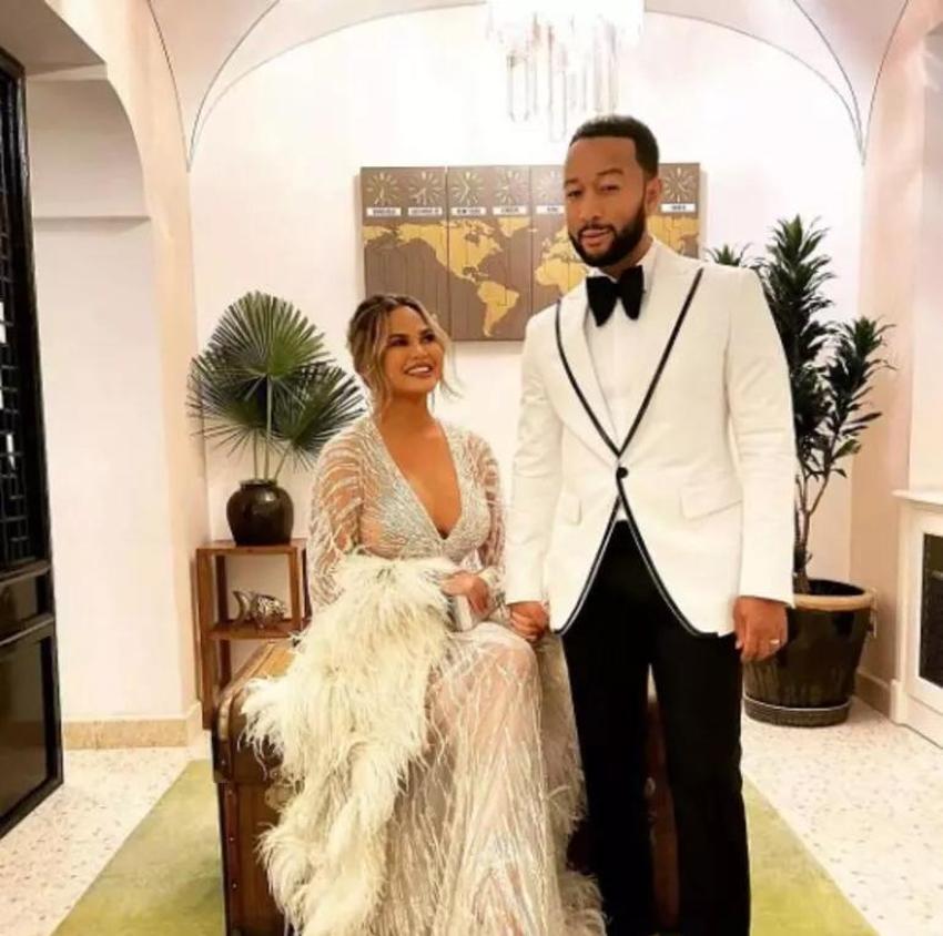 Chrissy Teigen doğum anından paylaştı! "Ne kadar da gerçekçi bir sahte karın"