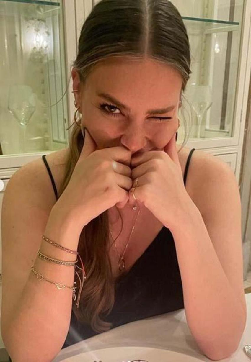 Aslı Enver karnı burnunda pozunu paylaştı!