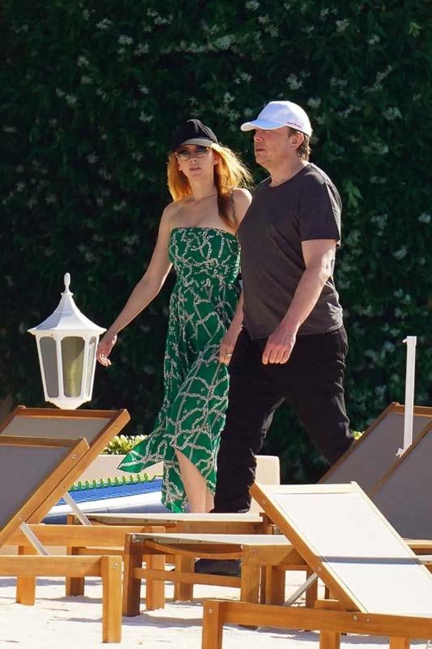 Elon Musk gizemli bir kadınla balkonda görüntülendi! Hararetli konuştular