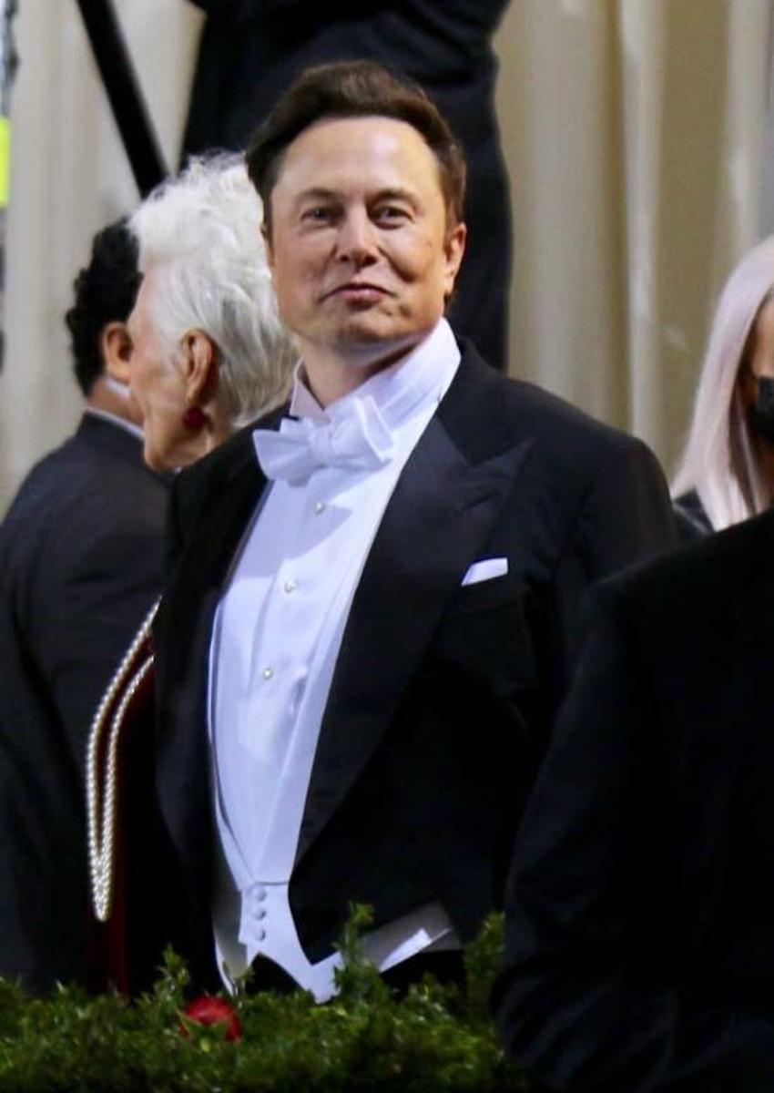 Elon Musk gizemli bir kadınla balkonda görüntülendi! Hararetli konuştular