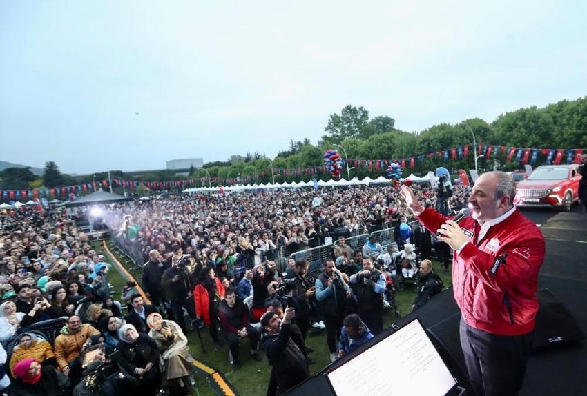 Konserde gençlere Anadolu Togg sürprizi! Sahneye böyle çıktı