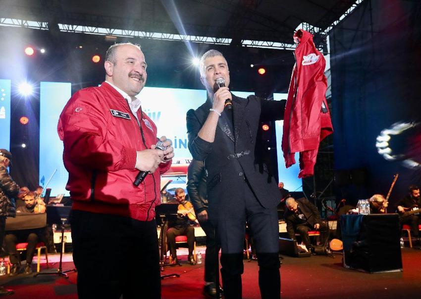 Konserde gençlere Anadolu Togg sürprizi! Sahneye böyle çıktı