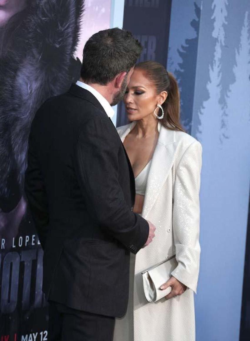 Jennifer Lopez ve Ben Affleck kırmızı halıda gerildi!