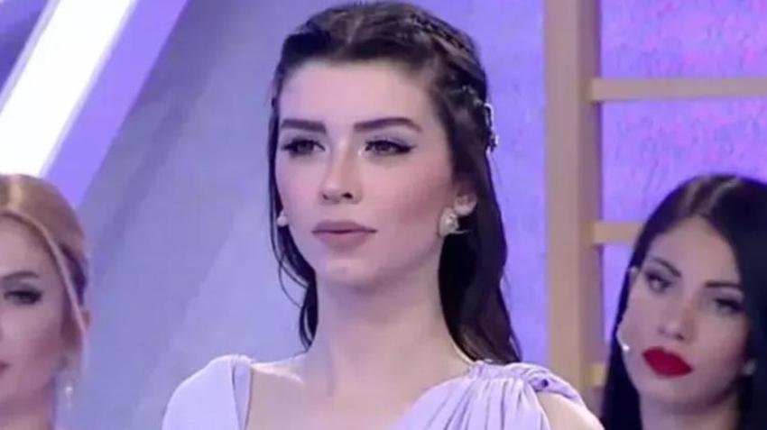 Aleyna Eroğlu dekoltesiyle dikkat çekti!