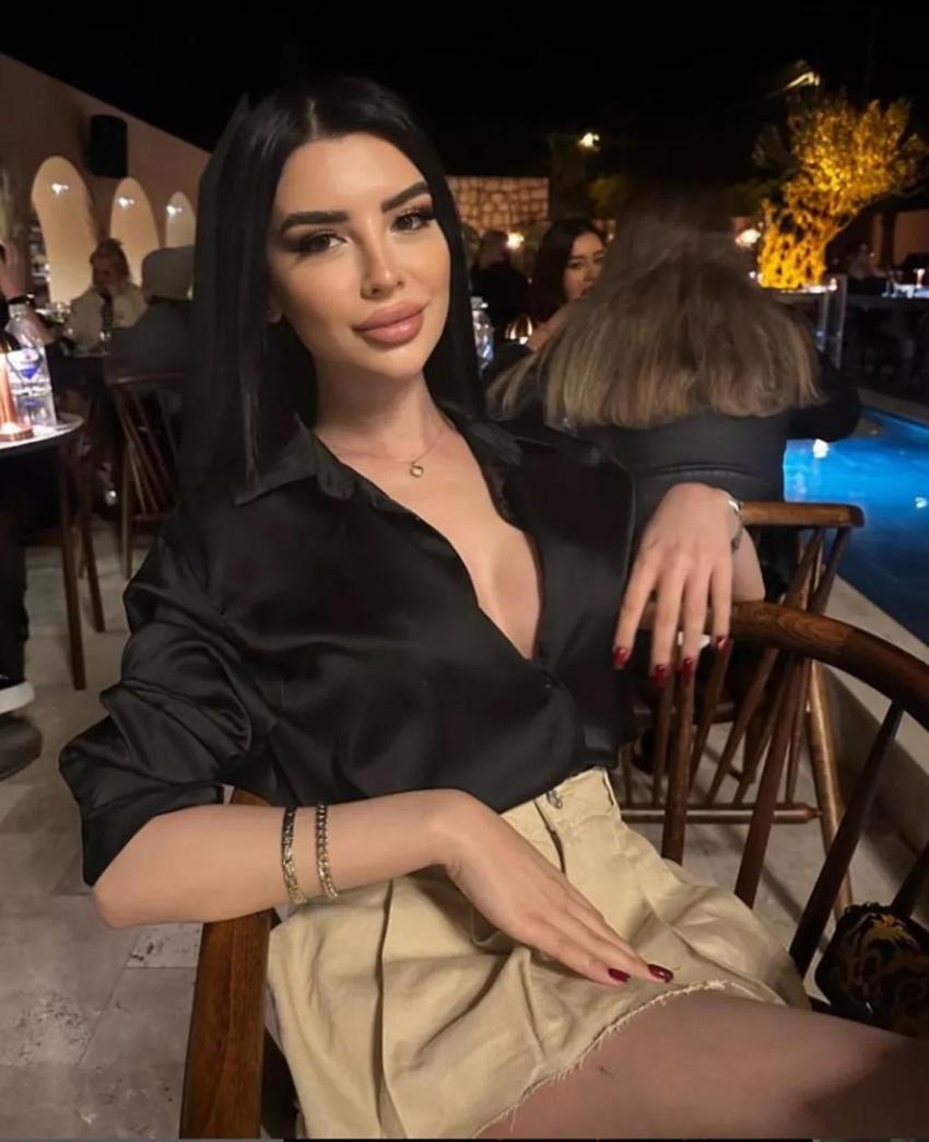 Aleyna Eroğlu dekoltesiyle dikkat çekti!