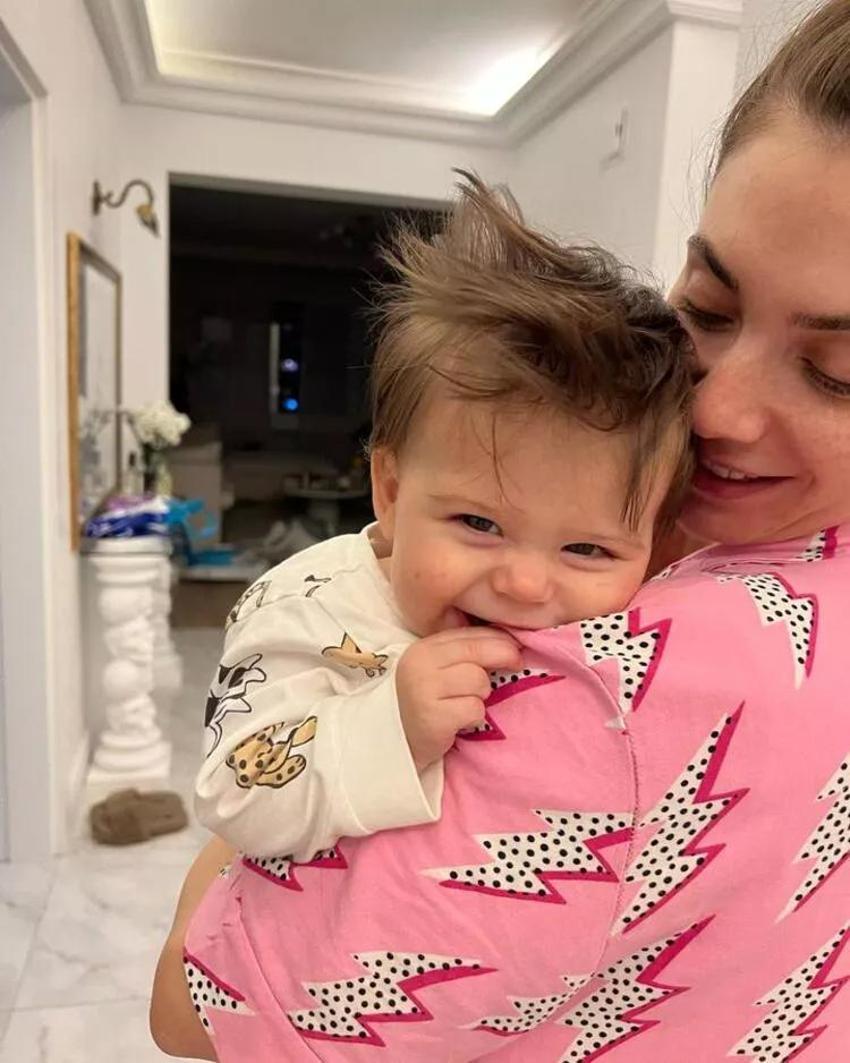 Fulya Zenginer oğluna neden ‘Milan' ismini verdiklerini açıkladı!