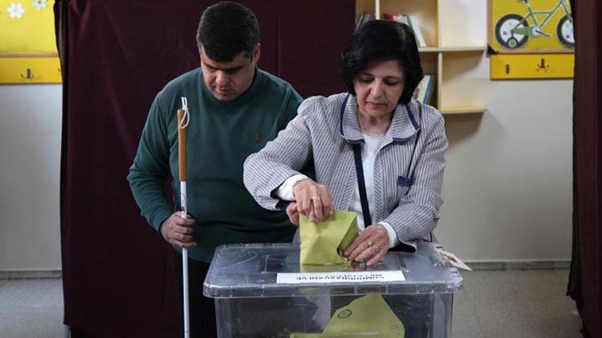 Türkiye'de seçim heyecanı! Engelli vatandaşlar oylarını kullandı