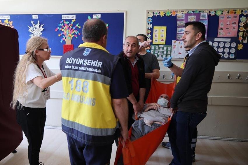 Türkiye'de seçim heyecanı! Engelli vatandaşlar oylarını kullandı